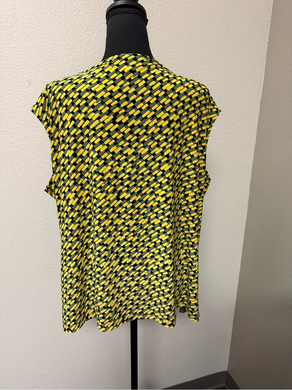 Kasper 2X Geometric Twist Neck Blouse Yellow Black Career Plus Size Top - Picture 4 of 8